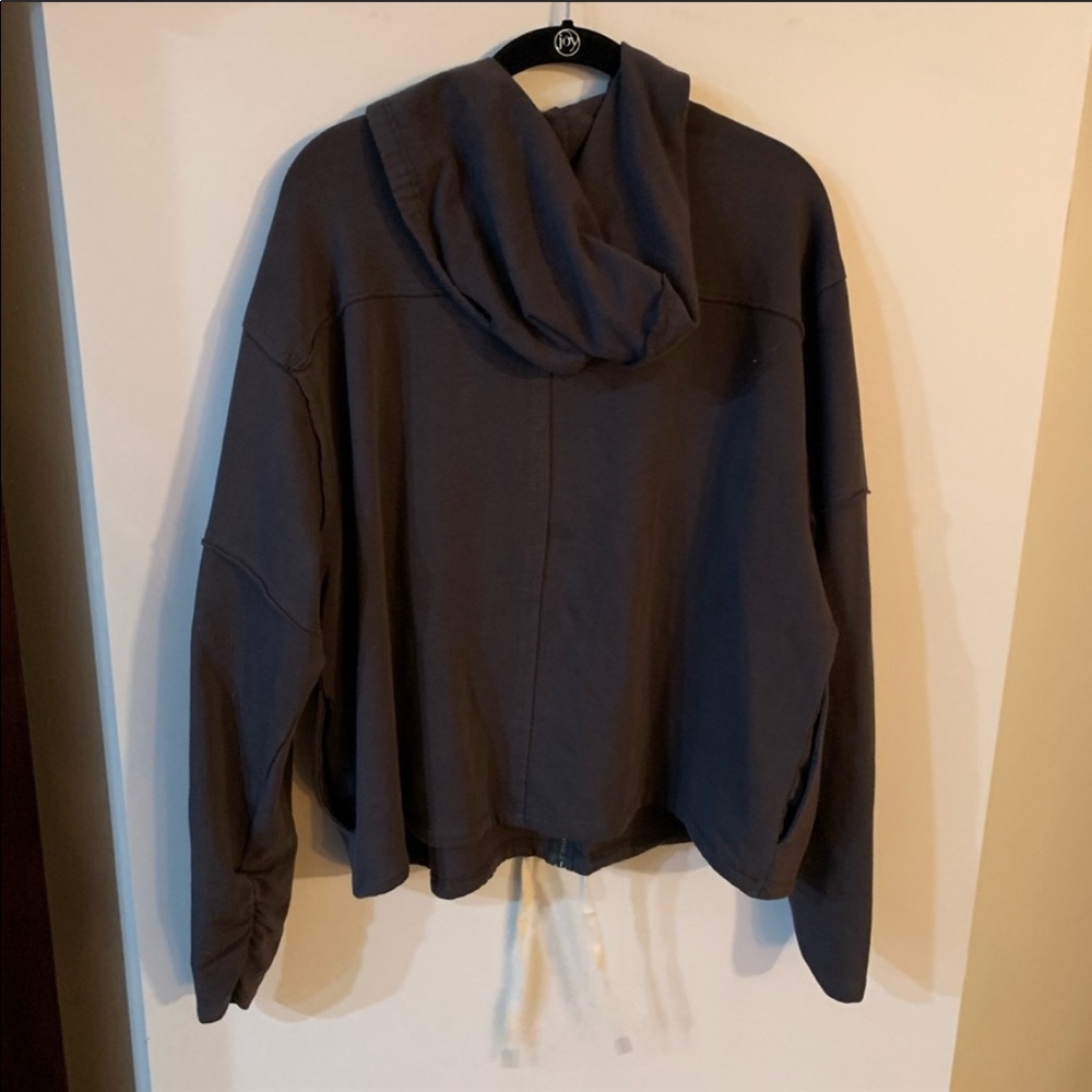 Cropped grey light sweatshirt jacket. - Picture 2 of 2